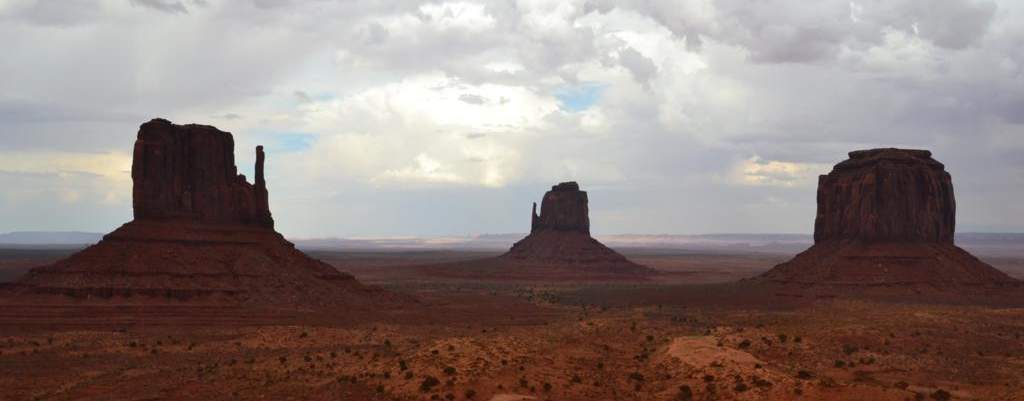 The Mittens o Las Manoplas, en el Monument Valley, reserva Navajo, frontera entre Arizona y Utah